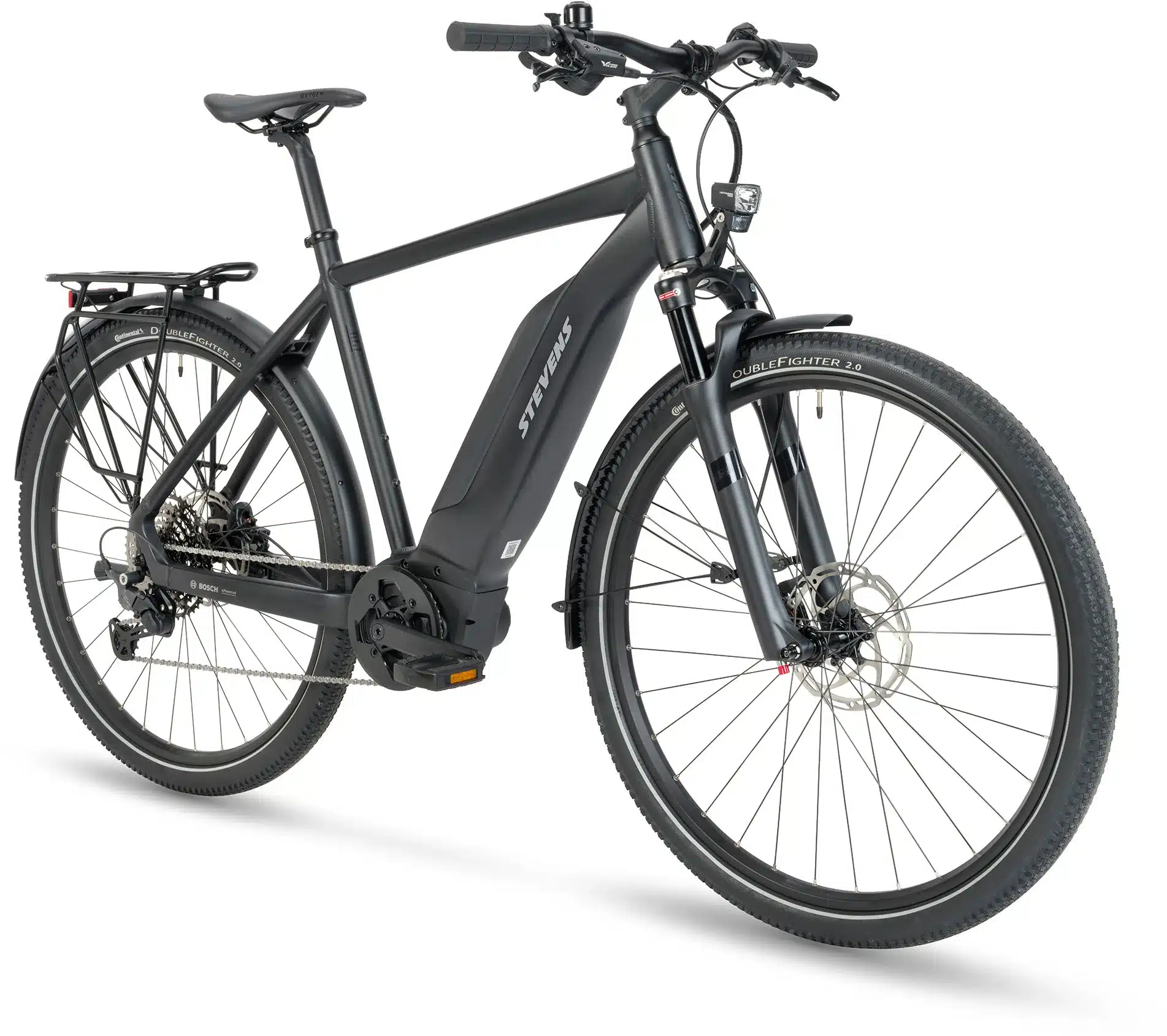 Schwarz mattes Stevens E-6X Tour HT E-Tourenrad mit Gepäckträger, Schutzblechen und Bosch Mittelmotor.