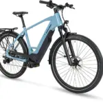Frontansicht des STEVENS E-8X Tour Plus HT, einem hellblauen E-Tourenrad mit Racktime Gepäckträger und Bosch Performance Line CX Motor.