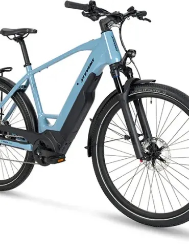 Frontansicht des STEVENS E-8X Tour Plus HT, einem hellblauen E-Tourenrad mit Racktime Gepäckträger und Bosch Performance Line CX Motor.