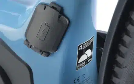 Detailaufnahme des blauen Rahmens eines STEVENS E-8X Tour Plus HT E-Bikes, die eine Ladebuchse und eine Zuladungszertifizierung zeigt.