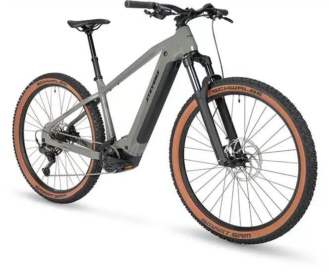 Graues Stevens E-Agnello 7.8.1 E-Hardtail Mountainbike mit Bosch Performance Line PX Antrieb und 800-Wh-Akku.