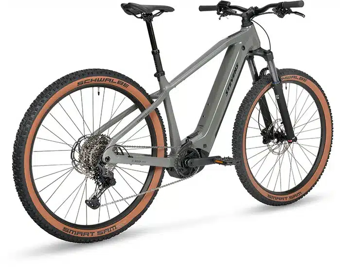 Graues Stevens E-Agnello 7.8.1 E-Hardtail Fahrrad von der Seite betrachtet.