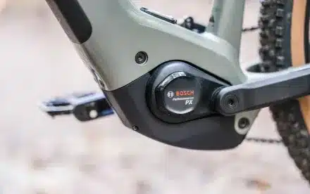 Detailaufnahme des Bosch Performance Line PX Motors an einem grauen Stevens E-Hardtail Fahrrad, inklusive Kurbel und Pedal.