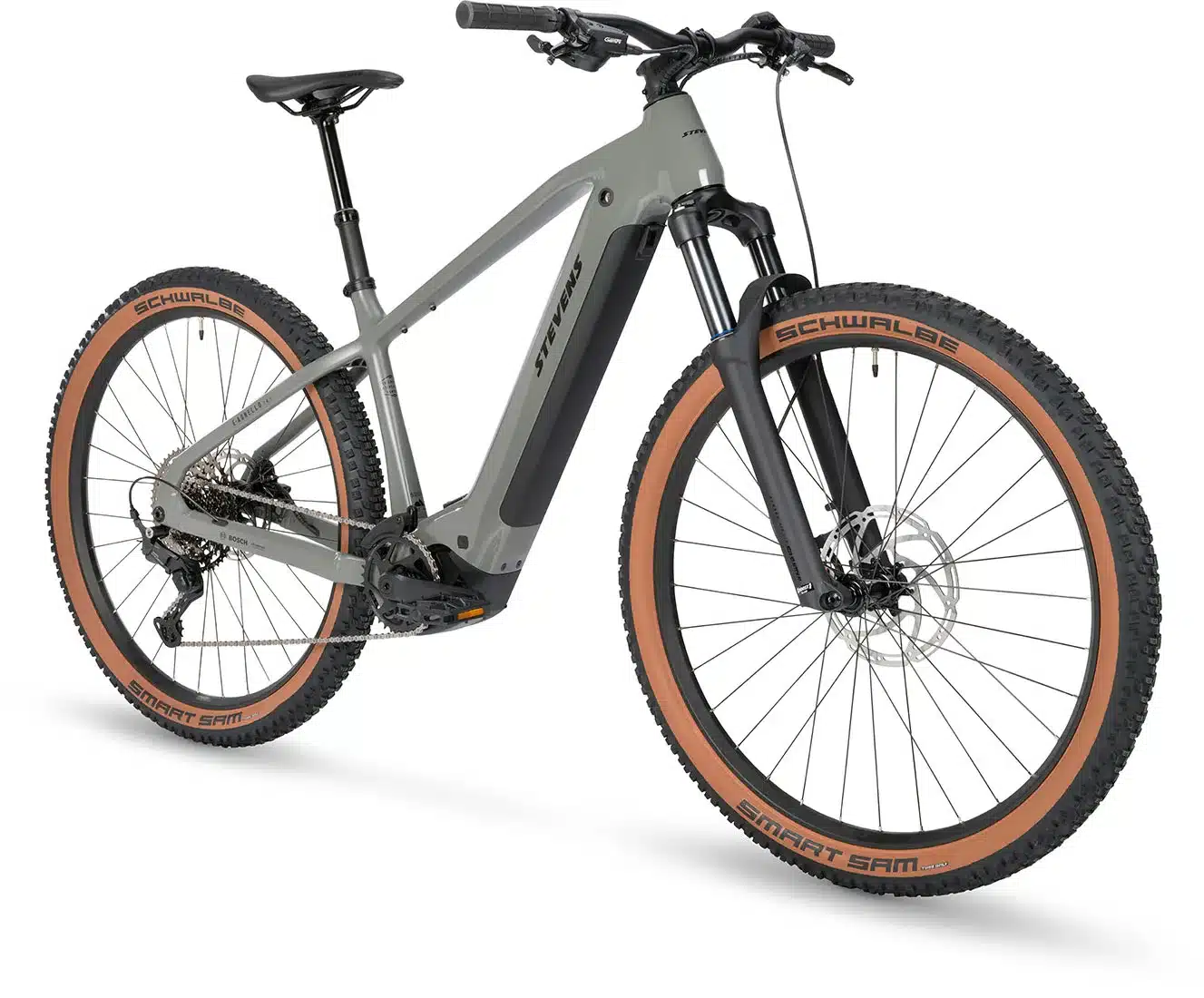 Graues Stevens E-Agnello 7.8.1 E-Hardtail Fahrrad mit braunen Reifen und schwarzer Federgabel, isoliert auf weißem Hintergrund.