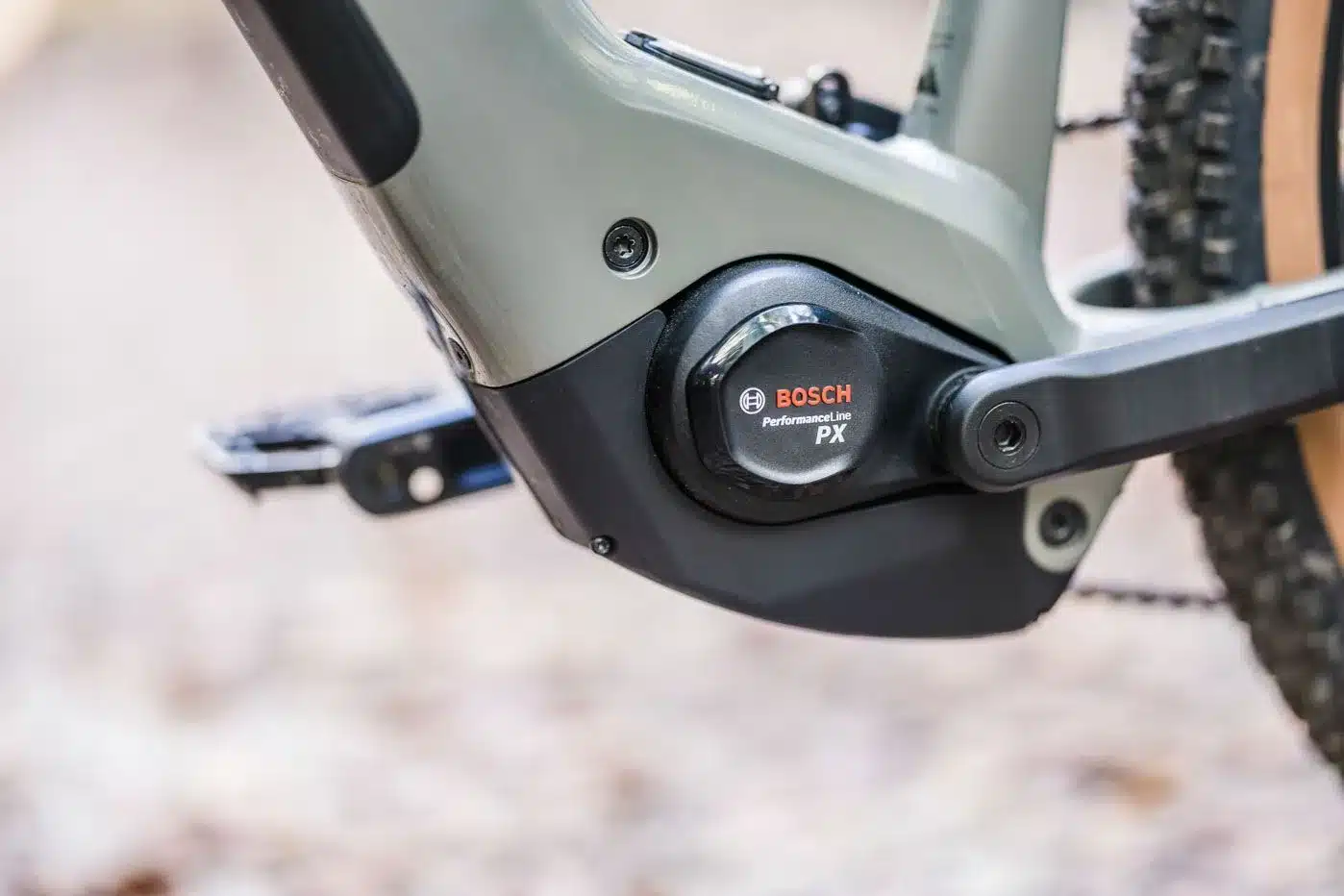 Detailaufnahme des Bosch Performance Line PX Motors am Unterrohr eines Stevens E-Agnello 7.8.1 E-Mountainbikes.