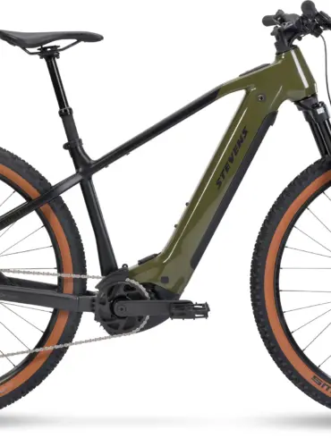 Seitenansicht des Stevens E-Agnello 8.8.1 E-Hardtail Fahrrads in Khaki Black mit braunen Reifen.