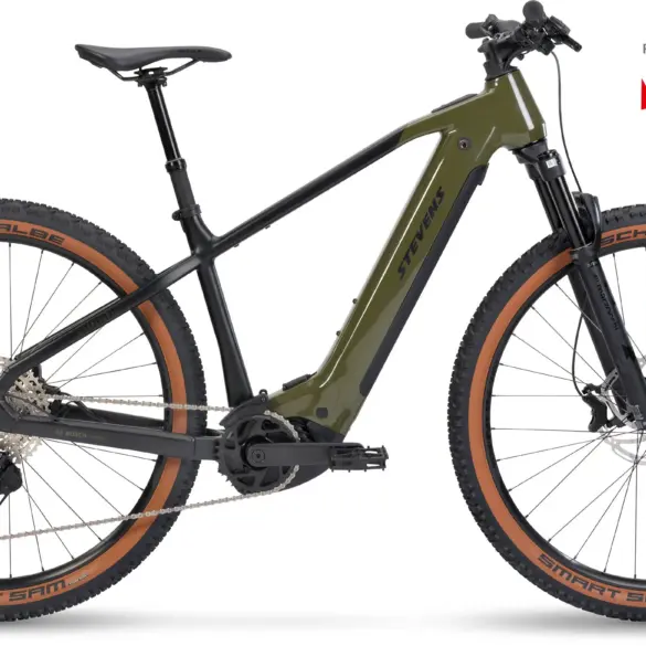 Seitenansicht des Stevens E-Agnello 8.8.1 E-Hardtail Fahrrads in Khaki Black mit braunen Reifen.