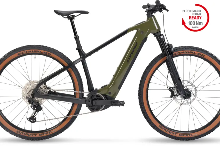 Seitenansicht des Stevens E-Agnello 8.8.1 E-Hardtail Fahrrads in Khaki Black mit braunen Reifen.