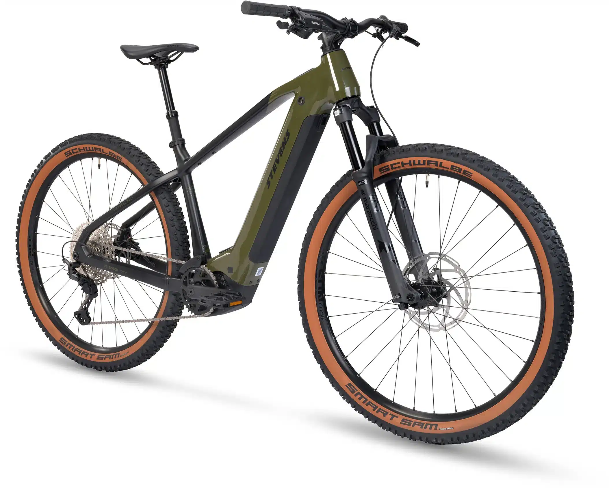 Olivgrünes Stevens E-Agnello 8.8.1 E-Hardtail Mountainbike mit schwarzen Komponenten und braunen Schwalbe Smart Sam Reifen, ausgestellt auf weißem Hintergrund.