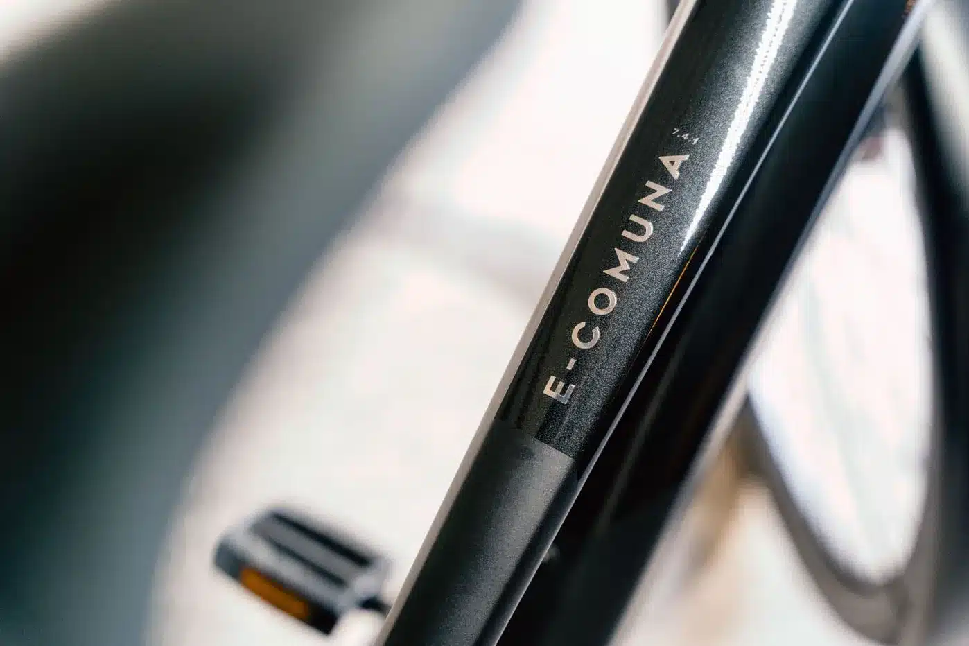 Detaillierte Ansicht des Rahmens des Stevens E-Comuna 7.4.1 HT E-Bikes mit dem Modellnamen und der Typenbezeichnung.