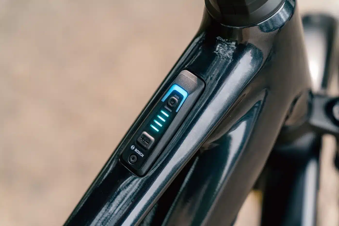 Detailansicht der Bosch Motorsteuerung mit Ladezustandsanzeige an einem schwarzen Stevens E-Tourenrad.