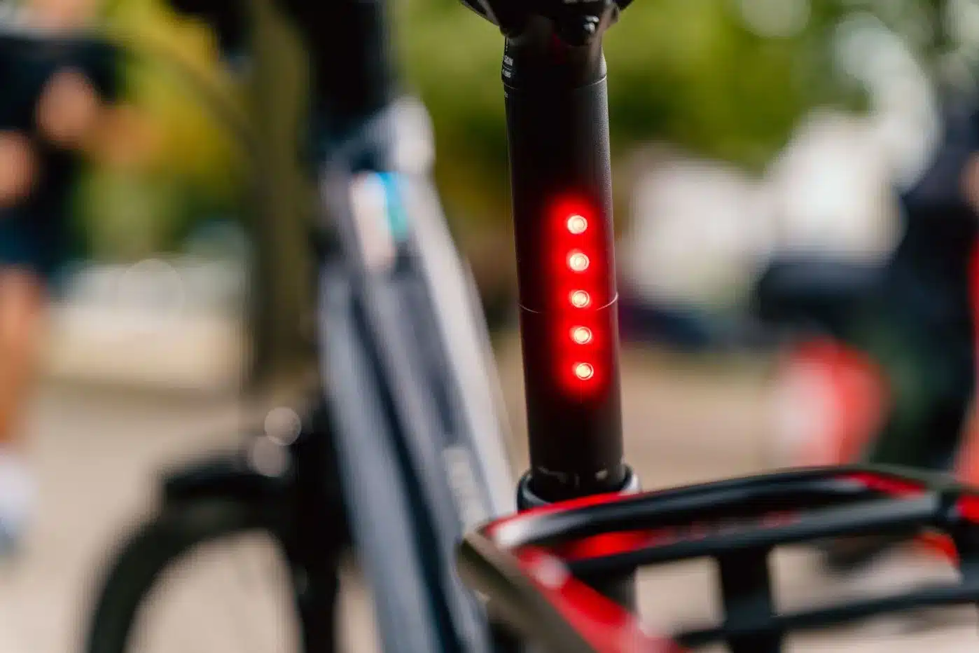 Detailaufnahme der integrierten Rückleuchte mit fünf roten LEDs an der Sattelstütze des Stevens E-Comuna 7.4.1 HT E-Bikes.
