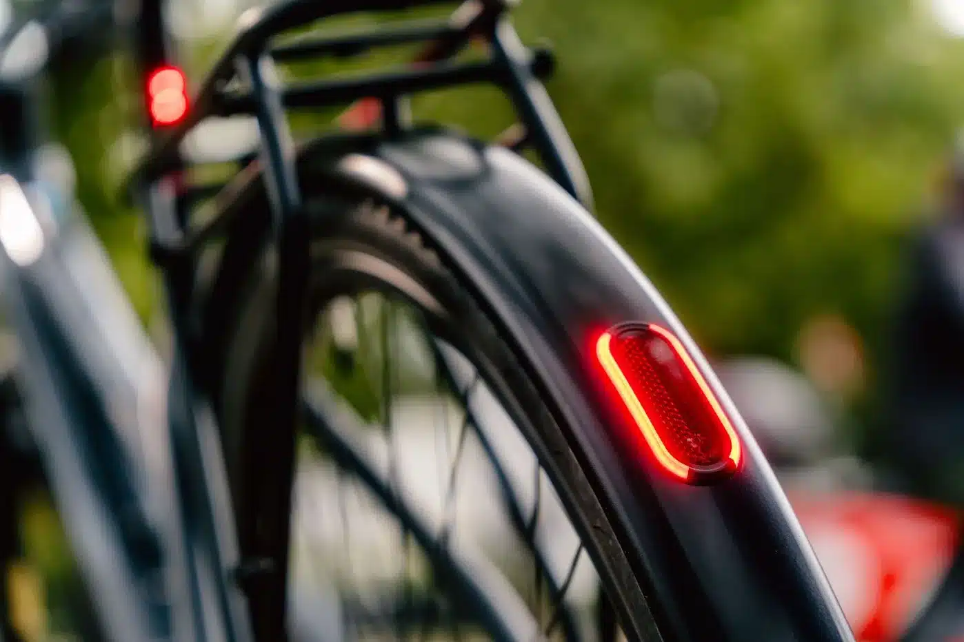 Nahaufnahme des integrierten Rücklichts am Schutzblech eines Stevens E-Comuna 7.4.1 HT E-Bikes bei Tag.