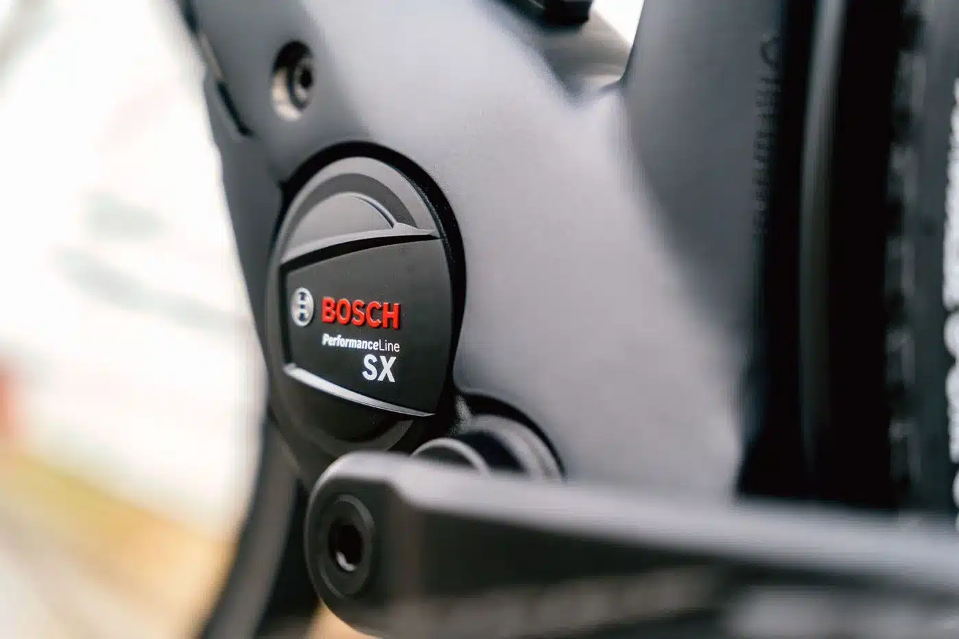Nahaufnahme des Bosch Performance Line SX Motors mit rotem