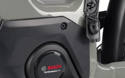 Bosch Performance Line Motor und Ladeanschluss an einem Stevens E-Courier Fahrrad