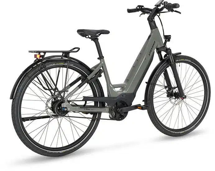 Graues Stevens E-Courier 6.5.1 Plus Forma Urban E-Bike mit Gepäckträger und Bosch Motor.