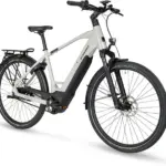 Graues Stevens E-Courier 6.5.1 Plus HT E-Urban-Bike mit schwarzem Gepäckträger und schwarzem Akku-Gehäuse.