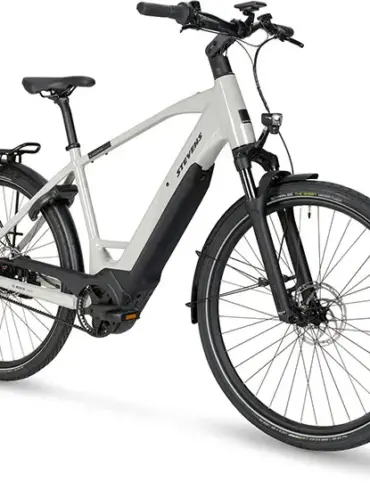 Graues Stevens E-Courier 6.5.1 Plus HT E-Urban-Bike mit schwarzem Gepäckträger und schwarzem Akku-Gehäuse.