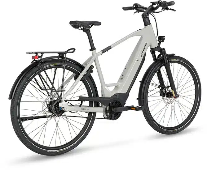Seitenansicht eines Stevens E-Courier 6.5.1 Plus HT E-Urban-Bikes in Sand Grey.