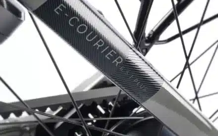 Nahaufnahme des Rahmens eines Stevens E-Courier 6.5.1 Plus HT Fahrrads mit sichtbarem Schriftzug und dem Carbon-Riemen.