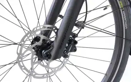 Nahaufnahme der hydraulischen Scheibenbremse und Gabel des Stevens E-Urban-Bikes.