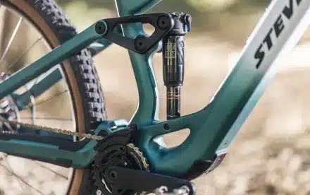 Hinterbau und Federungssystem des Stevens E-Maverick AM 7.4.3 E-Mountainbikes in Nahaufnahme.