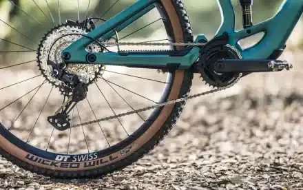 Detailansicht des Antriebsstrangs eines Stevens E-Maverick AM 7.4.3 E-Mountainbikes mit Fokus auf das Schaltwerk, die Kassette, die Kette und den TQ-Motor.