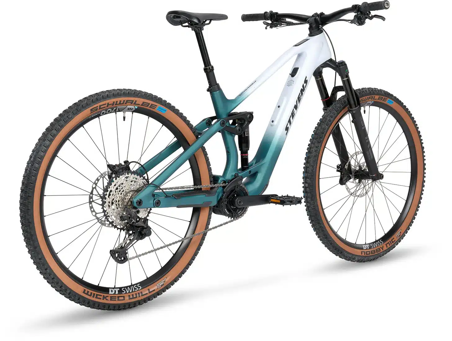 Seitenansicht des weißen und türkisen Stevens E-Maverick AM 7.4.3 Light-Assist E-Fully Mountainbikes mit braunen Reifen.