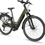 Vorderansicht des Stevens E-Triton 5.5.1 Forma E-Bikes in Khaki, stehend auf weißem Hintergrund.
