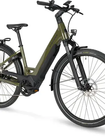 Vorderansicht des Stevens E-Triton 5.5.1 Forma E-Bikes in Khaki, stehend auf weißem Hintergrund.