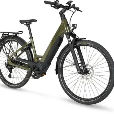Vorderansicht des Stevens E-Triton 5.5.1 Forma E-Bikes in Khaki, stehend auf weißem Hintergrund.