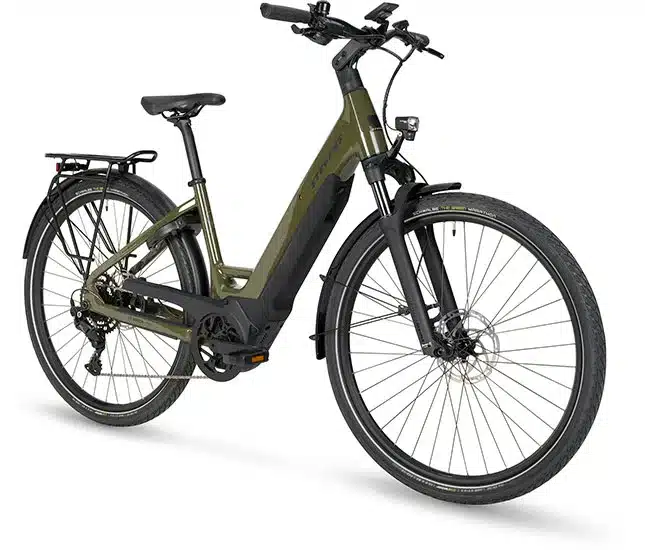 Vorderansicht des Stevens E-Triton 5.5.1 Forma E-Bikes in Khaki, stehend auf weißem Hintergrund.
