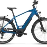 Stevens E-Triton 5.5.1 HT E-Bike, ein blaues Tourenrad mit Bosch-Antrieb, Schutzblechen, Gepäckträger und Federgabel, isoliert auf weißem Hintergrund.