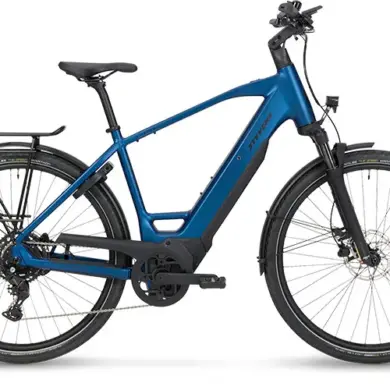 Stevens E-Triton 5.5.1 HT E-Bike, ein blaues Tourenrad mit Bosch-Antrieb, Schutzblechen, Gepäckträger und Federgabel, isoliert auf weißem Hintergrund.