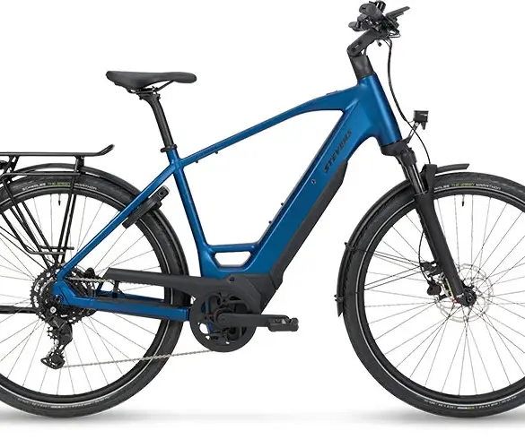 Stevens E-Triton 5.5.1 HT E-Bike, ein blaues Tourenrad mit Bosch-Antrieb, Schutzblechen, Gepäckträger und Federgabel, isoliert auf weißem Hintergrund.