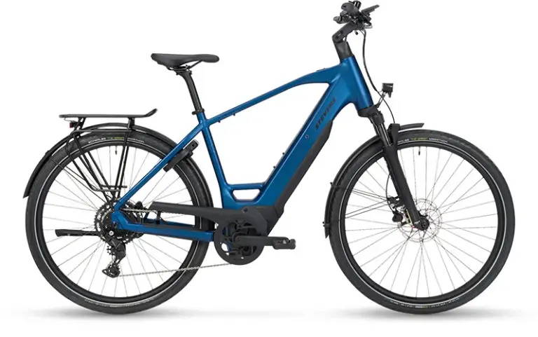 Stevens E-Triton 5.5.1 HT E-Bike, ein blaues Tourenrad mit Bosch-Antrieb, Schutzblechen, Gepäckträger und Federgabel, isoliert auf weißem Hintergrund.