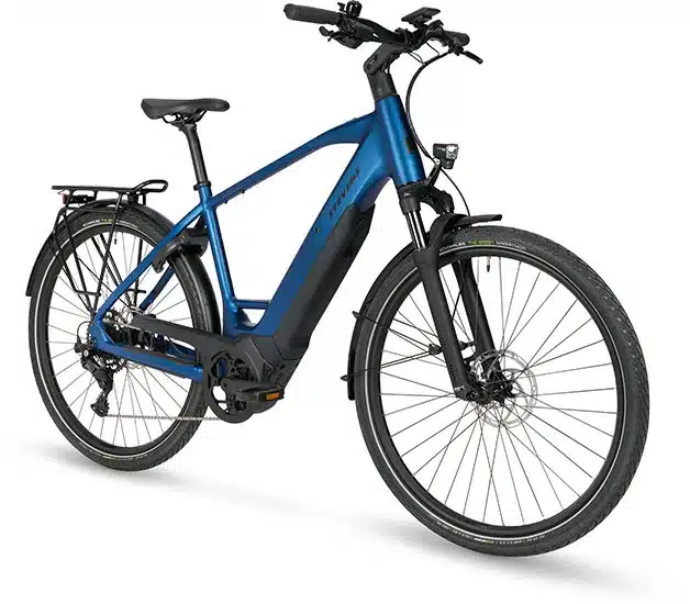 Ein Stevens E-Triton 5.5.1 HT Touren-E-Bike in der Farbe Blue Hour, stehend auf weißem Hintergrund. Das Fahrrad ist mit einem Bosch-Antrieb, Schutzblechen, Gepäckträger und voller Beleuchtung ausgestattet.