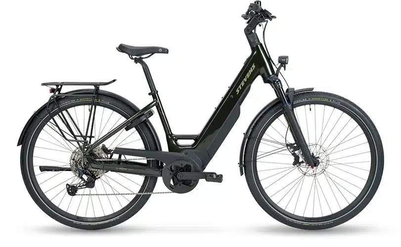 Seitenansicht eines dunkelgrünen Stevens E-Triton 7.7.1 E-Trekkingrads mit Gepäckträger und Bosch Motor.