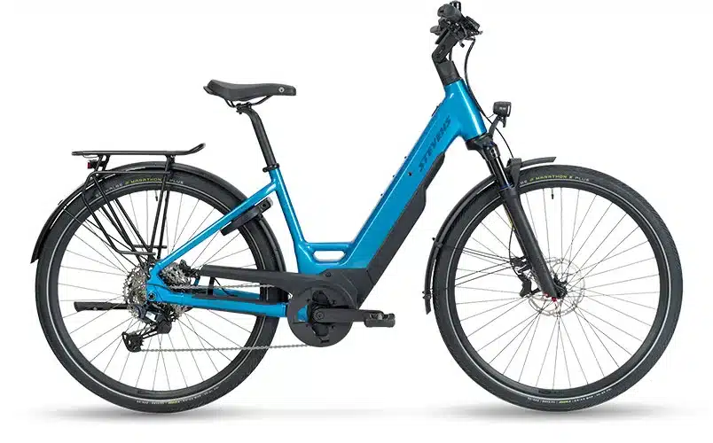 Seitenansicht eines blauen Stevens E-Triton 7.7.1 E-Trekkingrads, ausgestattet für Touren und Alltag.