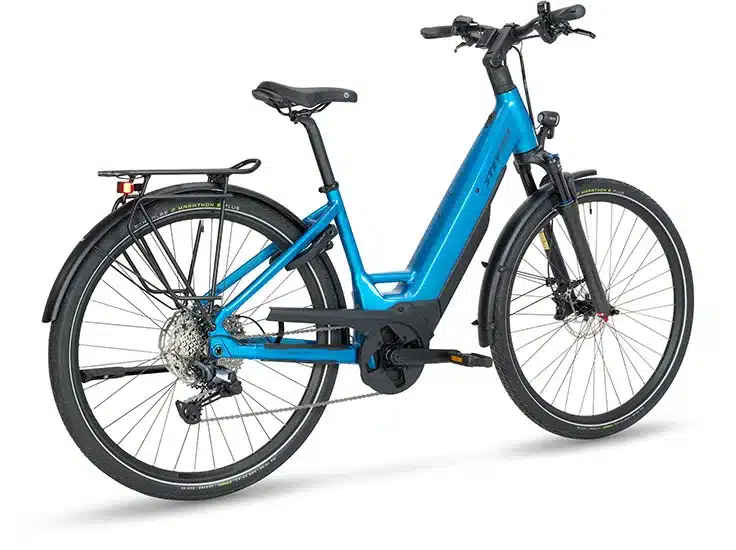 Ein blaues Stevens E-Triton 7.7.1 E-Trekkingrad von der Seite fotografiert.