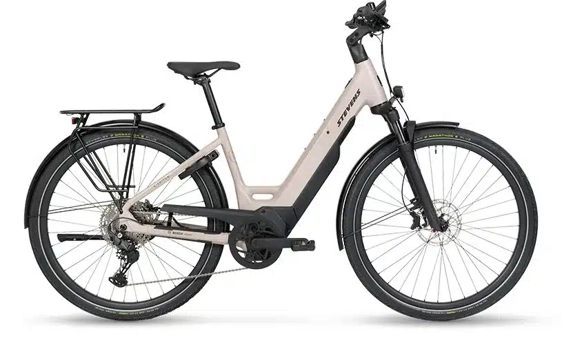 Stabiles STEVENS E-Triton 7.8.1 Plus Forma Touren-E-Bike in Beige mit Bosch Motor und breiten Reifen.