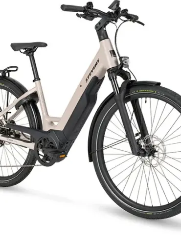 Seitenansicht eines beigefarbenen STEVENS E-Triton 7.8.1 Plus Forma Damen-E-Bikes mit tiefem Einstieg, Gepäckträger und Federgabel.