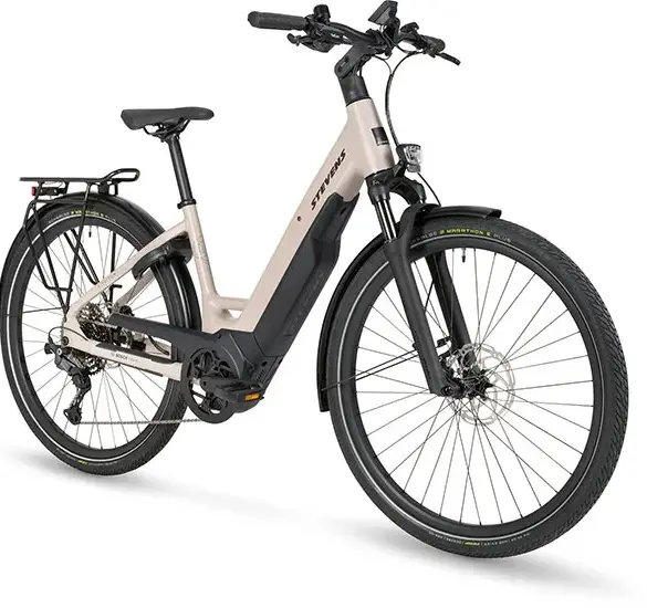 Seitenansicht eines beigefarbenen STEVENS E-Triton 7.8.1 Plus Forma Damen-E-Bikes mit tiefem Einstieg, Gepäckträger und Federgabel.
