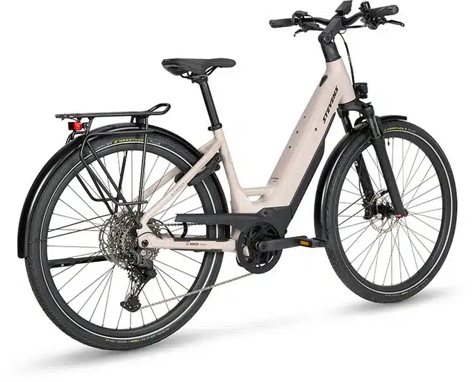STEVENS E-Triton 7.8.1 Plus Forma E-Bike in Beige mit Gepäckträger und tiefem Einstieg.