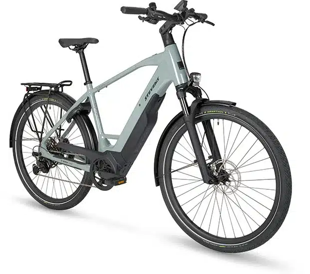 Frontansicht eines grauen STEVENS E-Triton 7.8.1 Plus HT E-Bikes mit Bosch Performance Line PX Motor und großem Akku.
