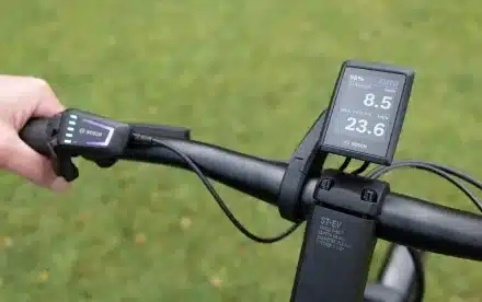 Detailaufnahme des Lenkers eines E-Bikes mit Bosch Kiox 300 Display und Bedieneinheit.