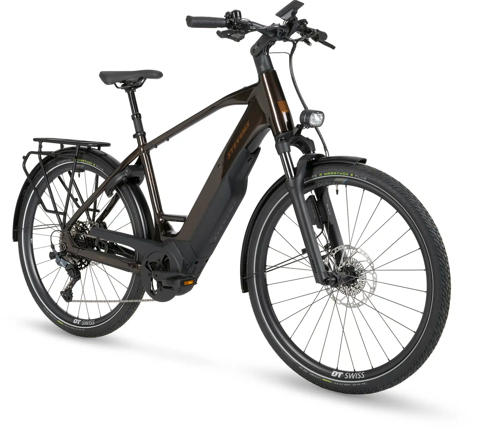 Das STEVENS E-Triton 8.8.1 Plus HT ist ein braunes Touren-E-Bike mit Gepäckträger, Beleuchtung und Bosch-Antrieb.