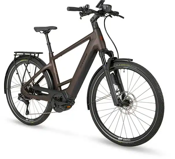 Ein Stevens E-Triton 9.8.1 Plus HT E-Trekkingbike in braun, mit Fokus auf Komfort und Zuladung.