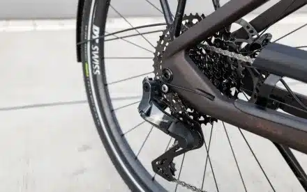 Detailansicht des Shimano CUES U8000 Schaltwerks, der Kassette und des Hinterrads des Stevens E-Triton 9.8.1 Plus HT E-Bikes mit aufgedrucktem Bosch Logo.