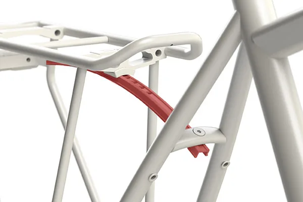 Detailansicht des robusten Gepäckträgers eines Stevens E-Universe 9.8.1 Plus FEQ E-Bikes, Teil des integrierten Gepäckträgersystems mit SNAP-IT-Kompatibilität.